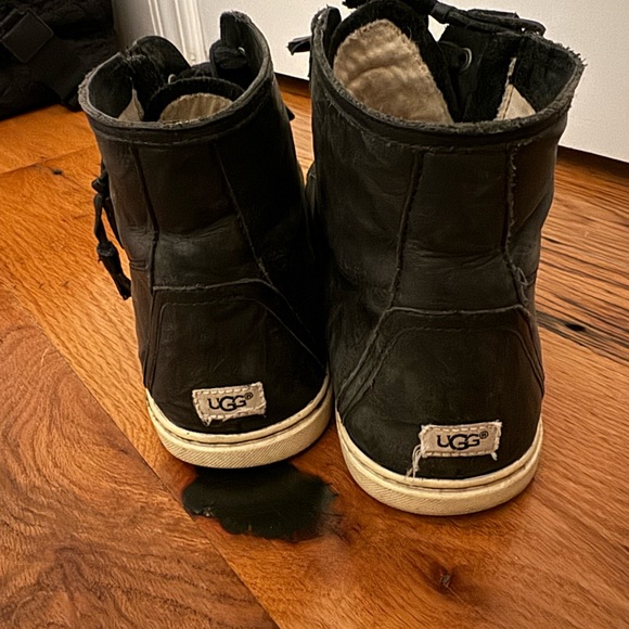 Ugg Leather Sneaker Size 10 - Picture 4 of 4